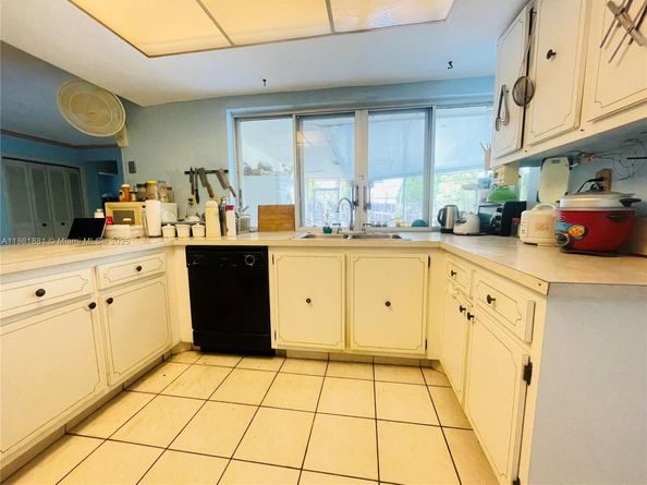 8203 NW 73rd Ter, Tamarac FL 33321
