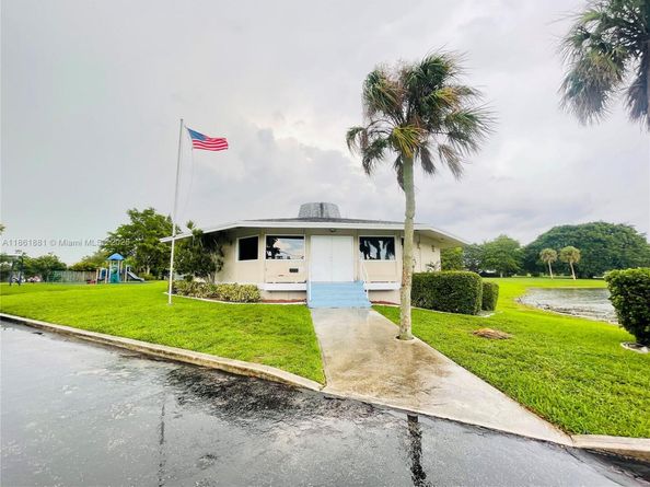 8203 NW 73rd Ter, Tamarac FL 33321