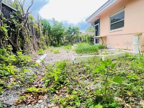 8203 NW 73rd Ter, Tamarac FL 33321