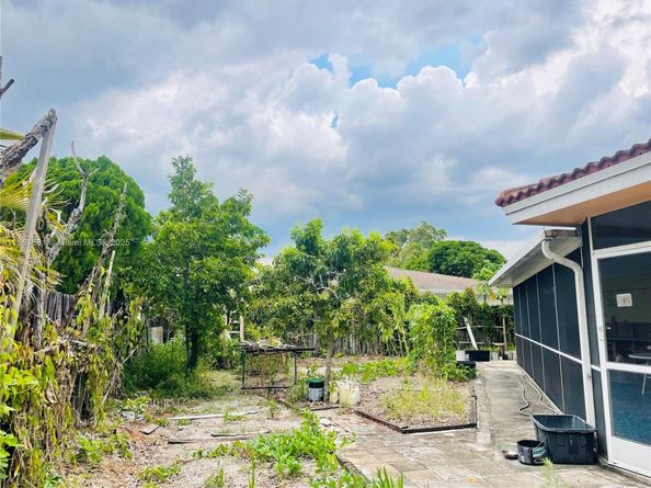 8203 NW 73rd Ter, Tamarac FL 33321