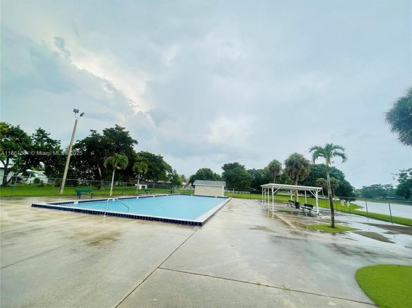 8203 NW 73rd Ter, Tamarac FL 33321