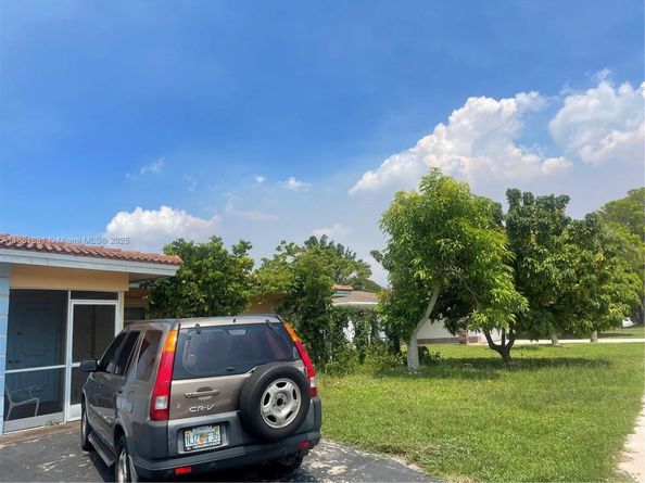 8203 NW 73rd Ter, Tamarac FL 33321