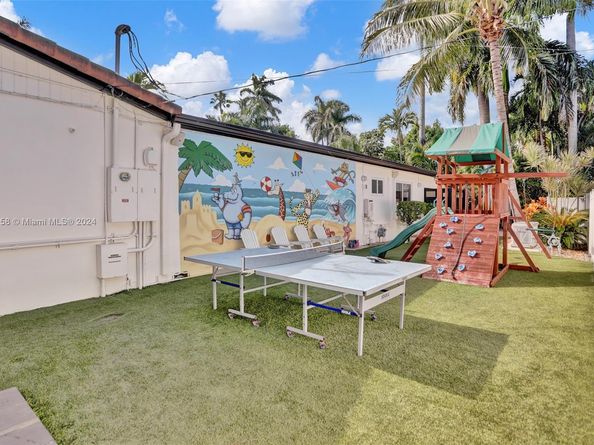 1017 Tyler St, Hollywood FL 33019