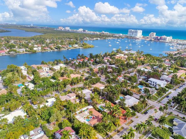 1017 Tyler St, Hollywood FL 33019