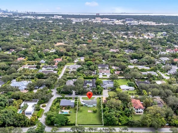 6820 SW 71st Ct, Miami FL 33143