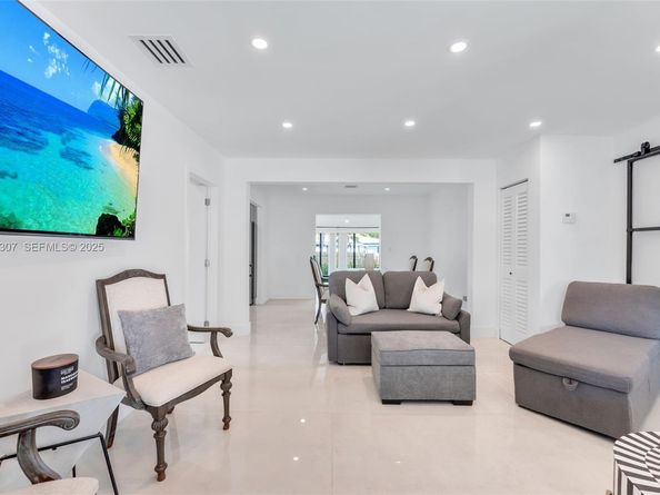 231 NE 45th St, Miami FL 33137