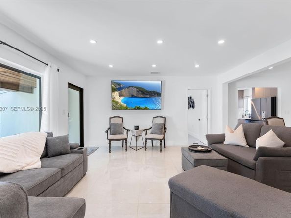 231 NE 45th St, Miami FL 33137