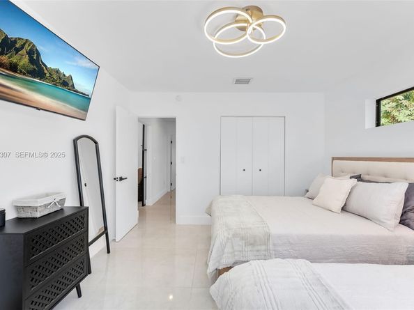 231 NE 45th St, Miami FL 33137