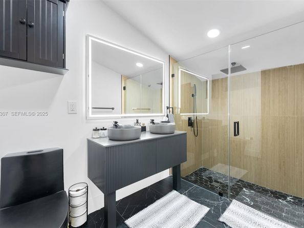 231 NE 45th St, Miami FL 33137