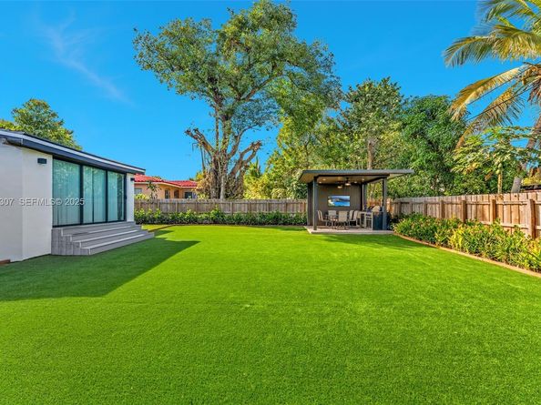 231 NE 45th St, Miami FL 33137