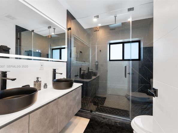 231 NE 45th St, Miami FL 33137