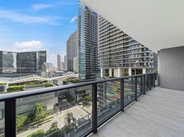 45 SW 9th 1110, Miami FL 33130