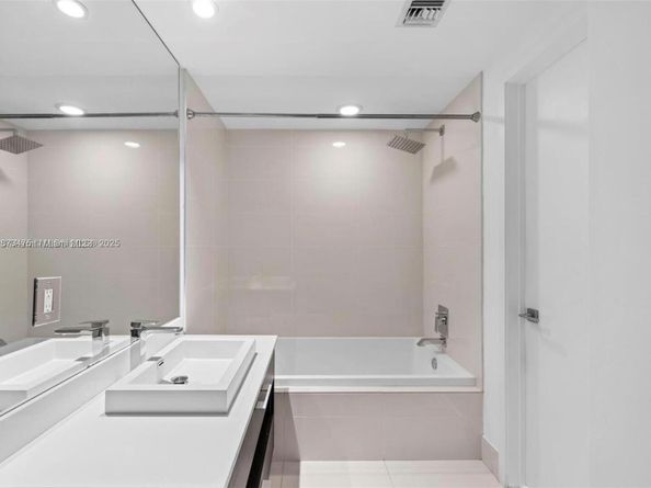 45 SW 9th 1110, Miami FL 33130