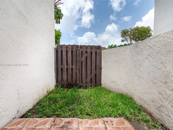 10114 NW 4th Ln 312, Miami FL 33172