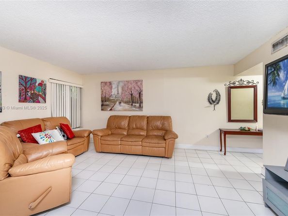 10114 NW 4th Ln 312, Miami FL 33172