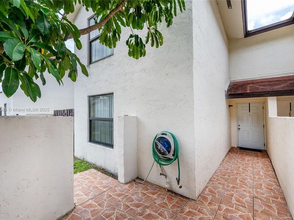 10114 NW 4th Ln 312, Miami FL 33172