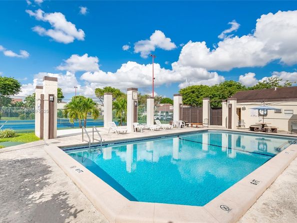 10114 NW 4th Ln 312, Miami FL 33172