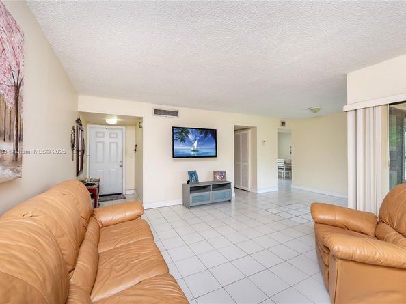 10114 NW 4th Ln 312, Miami FL 33172