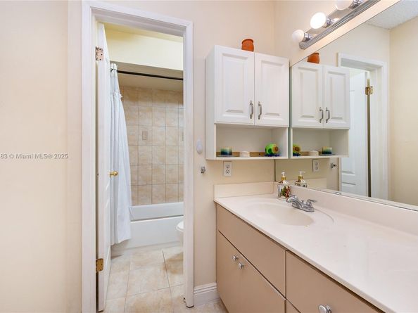 10114 NW 4th Ln 312, Miami FL 33172