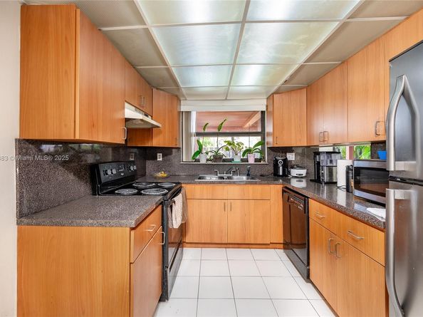 10114 NW 4th Ln 312, Miami FL 33172