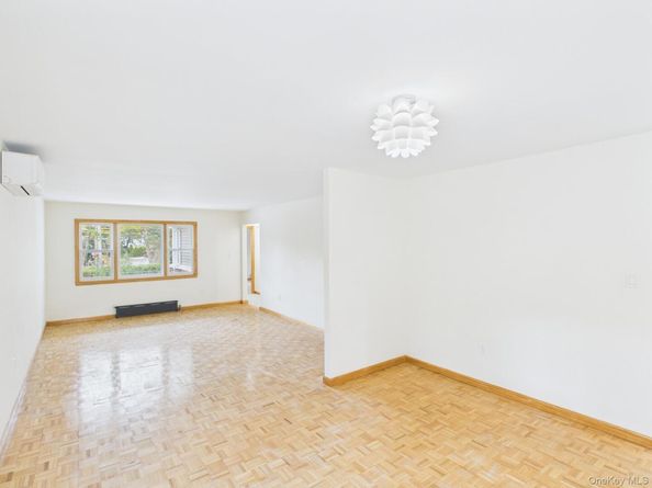 51-10 Little Neck Pkwy, Little Neck NY 11362