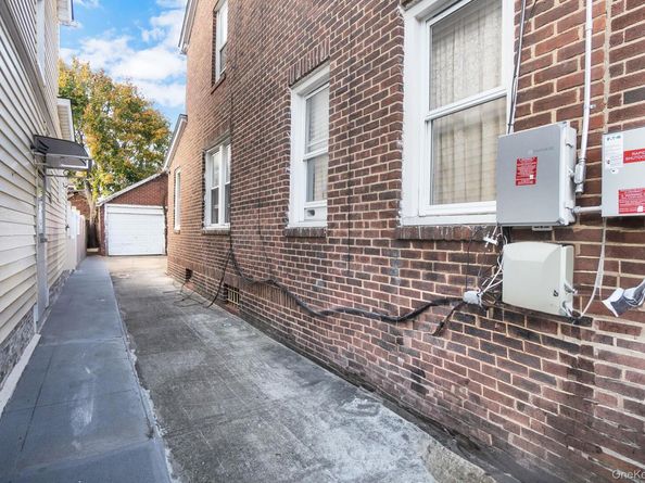 114-42 211th St, Cambria Heights NY 11411