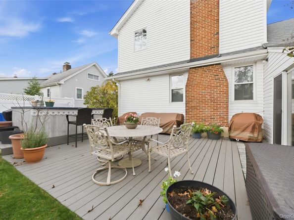 42 Homecrest Court, Oceanside NY 11572