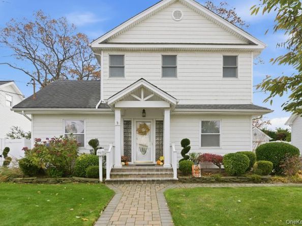 42 Homecrest Court, Oceanside NY 11572