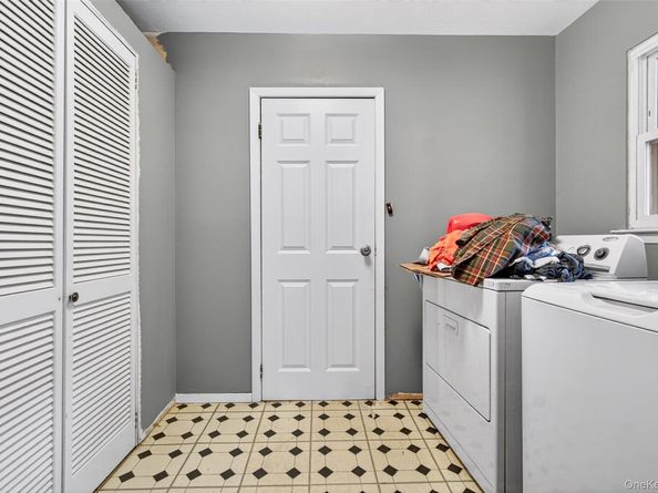 5 Julia Circle, East Setauket NY 11733