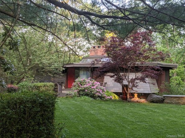 270 Sachem Hill Place, Saint James NY 11780