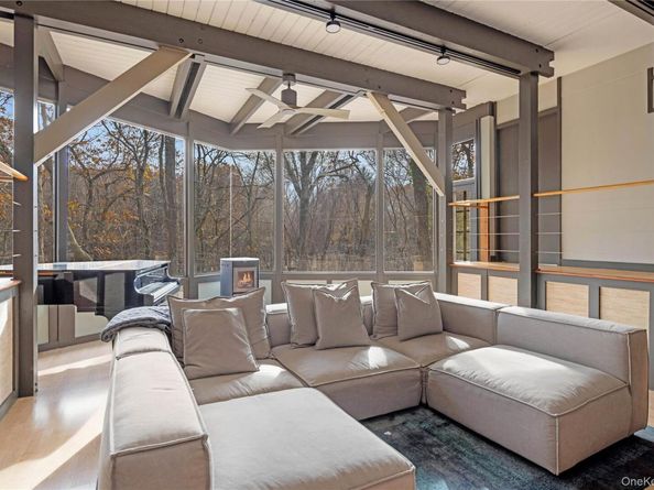 270 Sachem Hill Place, Saint James NY 11780