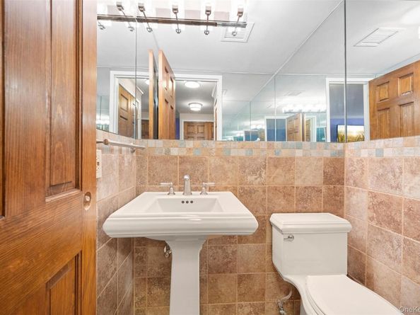 141 Great Neck Road 2G, Great Neck NY 11021