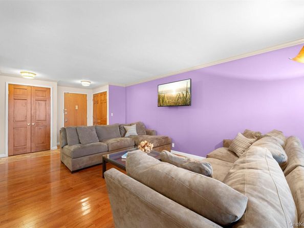 141 Great Neck Road 2G, Great Neck NY 11021