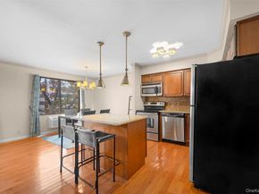 141 Great Neck Road 2G, Great Neck NY 11021