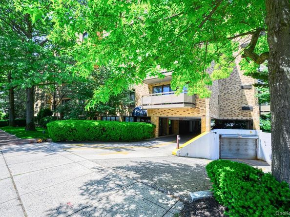 141 Great Neck Road 2G, Great Neck NY 11021