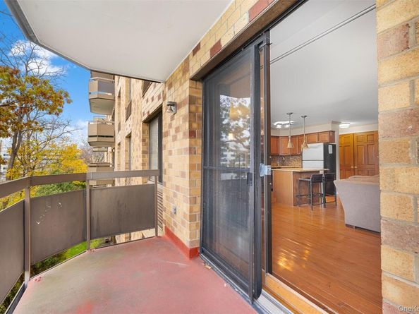 141 Great Neck Road 2G, Great Neck NY 11021