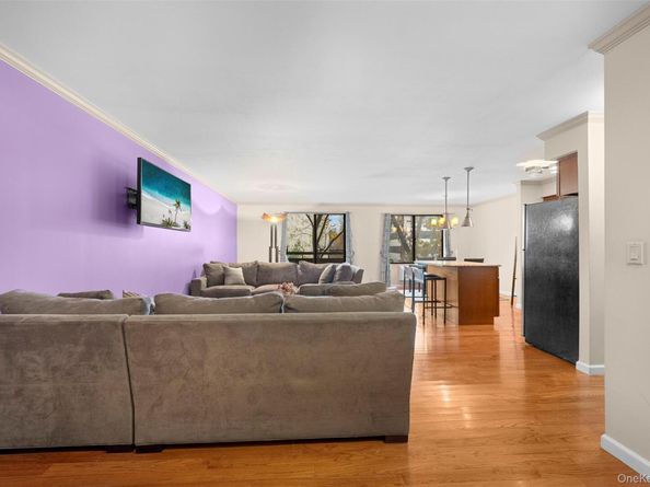 141 Great Neck Road 2G, Great Neck NY 11021