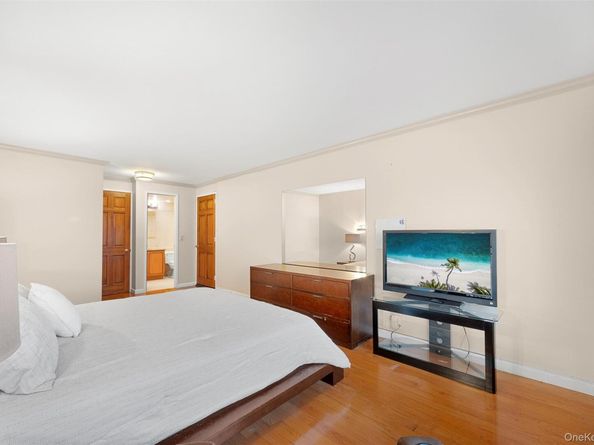 141 Great Neck Road 2G, Great Neck NY 11021