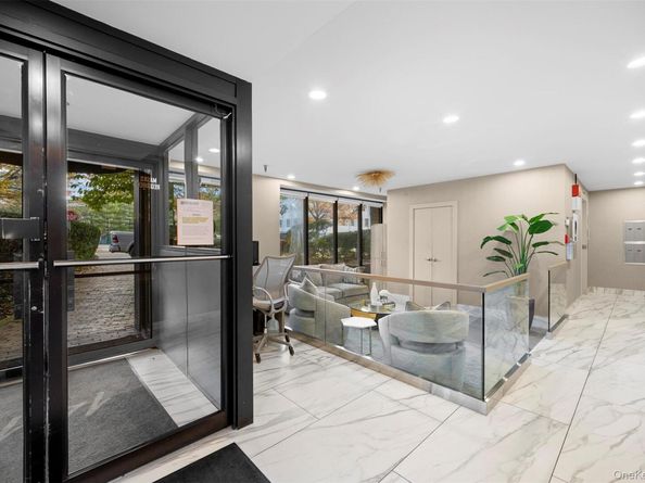 141 Great Neck Road 2G, Great Neck NY 11021