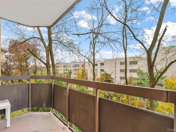 141 Great Neck Road 2G, Great Neck NY 11021