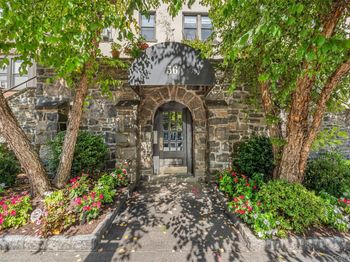 56 Pondfield Road W