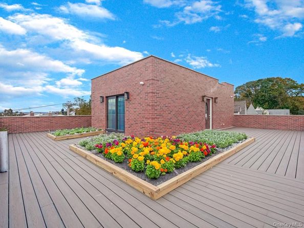 233-12 Bay Street, Douglaston NY 11363