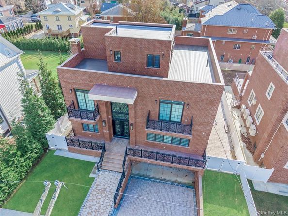 233-12 Bay Street, Douglaston NY 11363