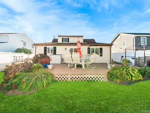 3 Roxbury Lane, Massapequa NY 11758