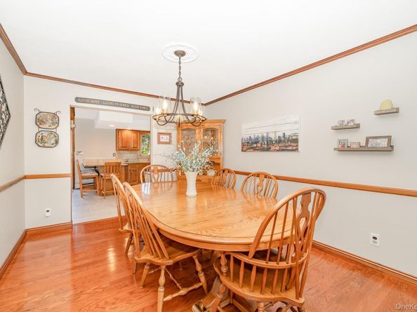 3 Roxbury Lane, Massapequa NY 11758