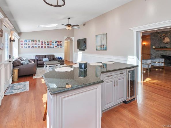 117 Middlesex Avenue, Oakdale NY 11769