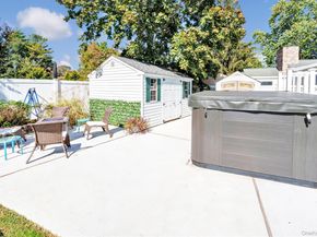 117 Middlesex Avenue, Oakdale NY 11769