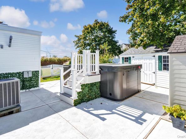117 Middlesex Avenue, Oakdale NY 11769