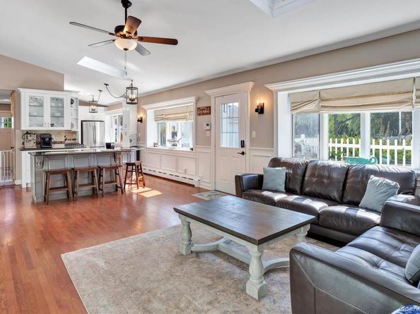 117 Middlesex Avenue, Oakdale NY 11769