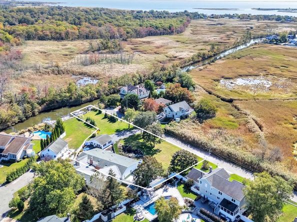 117 Middlesex Avenue, Oakdale NY 11769